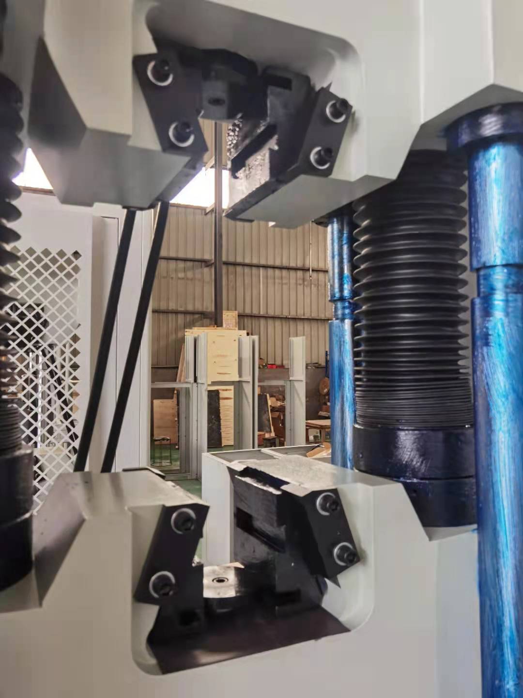 Digital display hydraulic universal testing machine