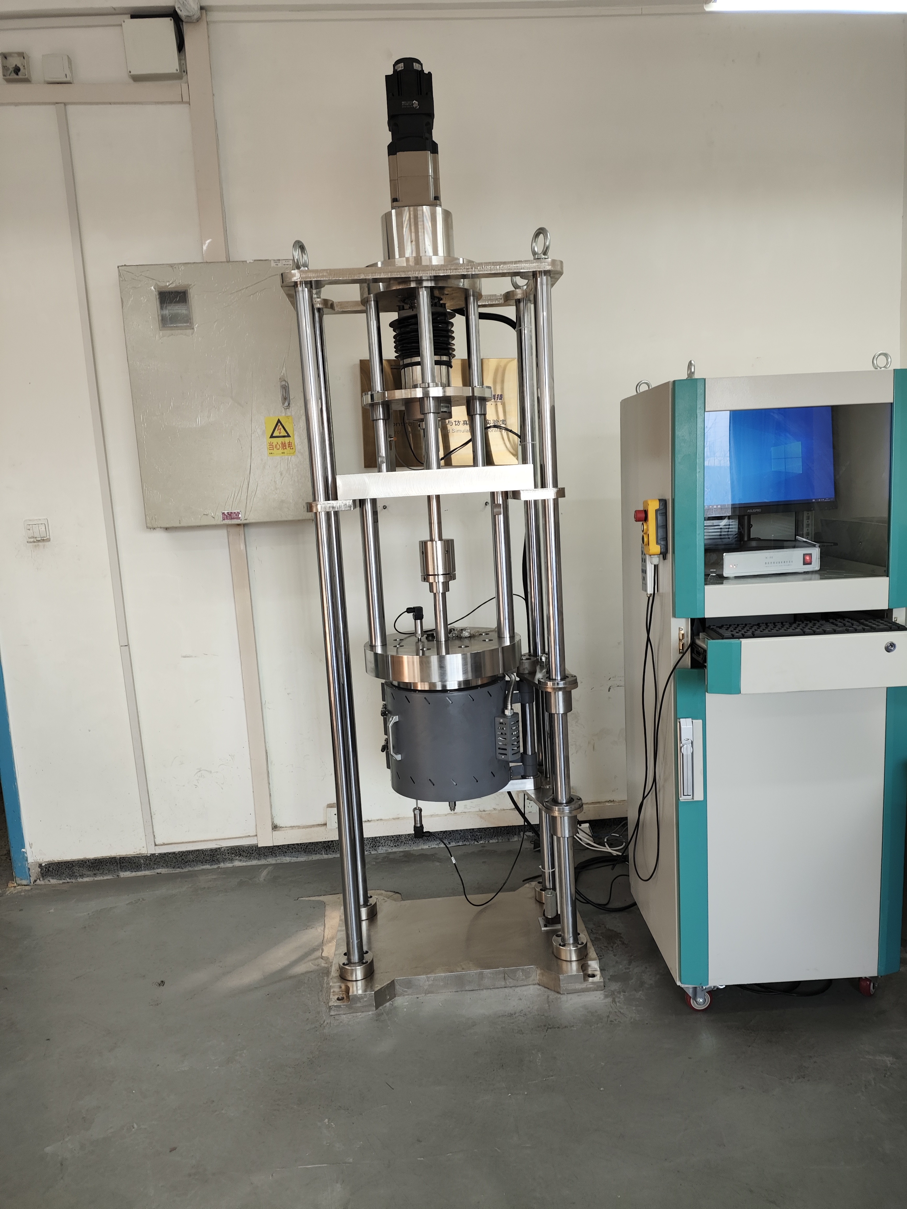 Low temperature deep sea water medium slow strain rate stress corrosion testing machine