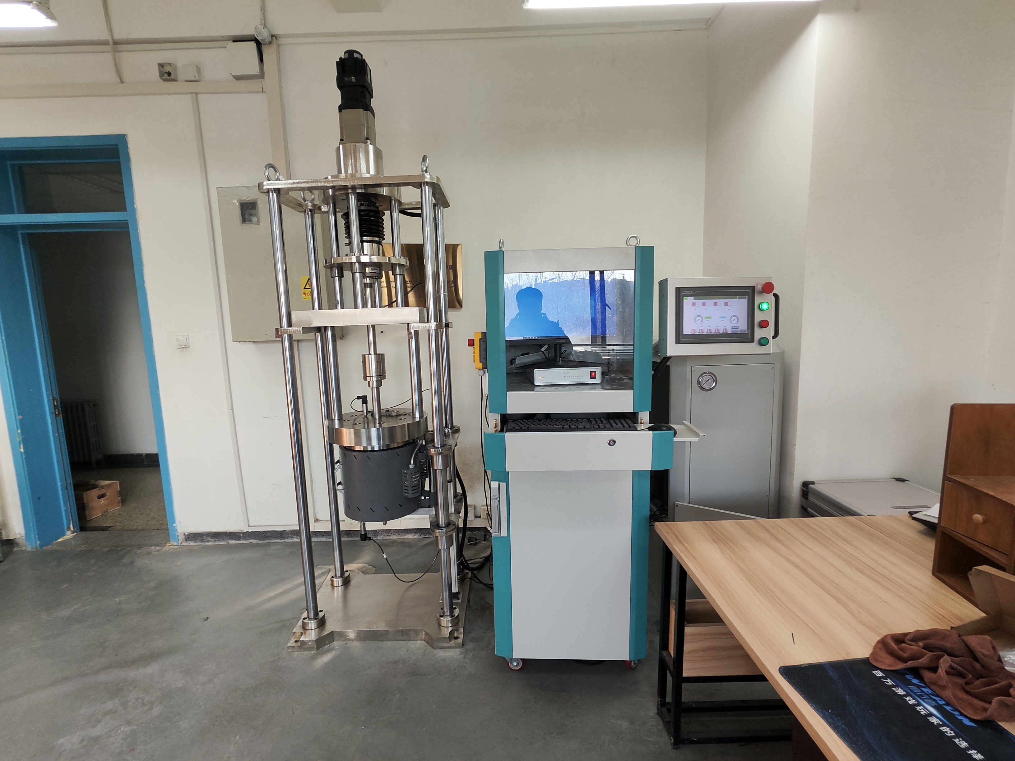 High temperature and high pressure fretting wear testing machine