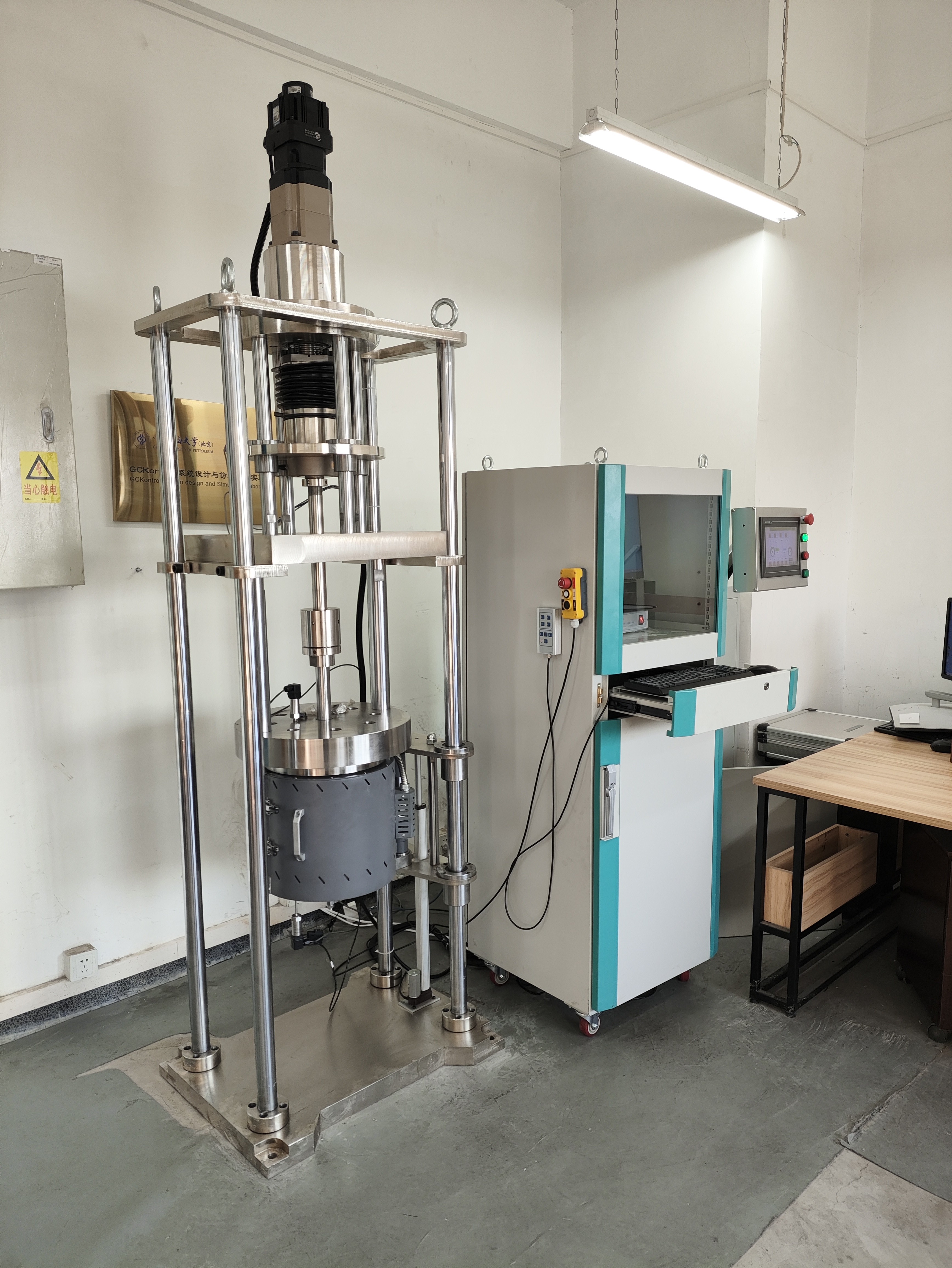 Nuclear power ultra-high temperature and high pressure supercritical water medium slow strain rate stress corrosion testing machine