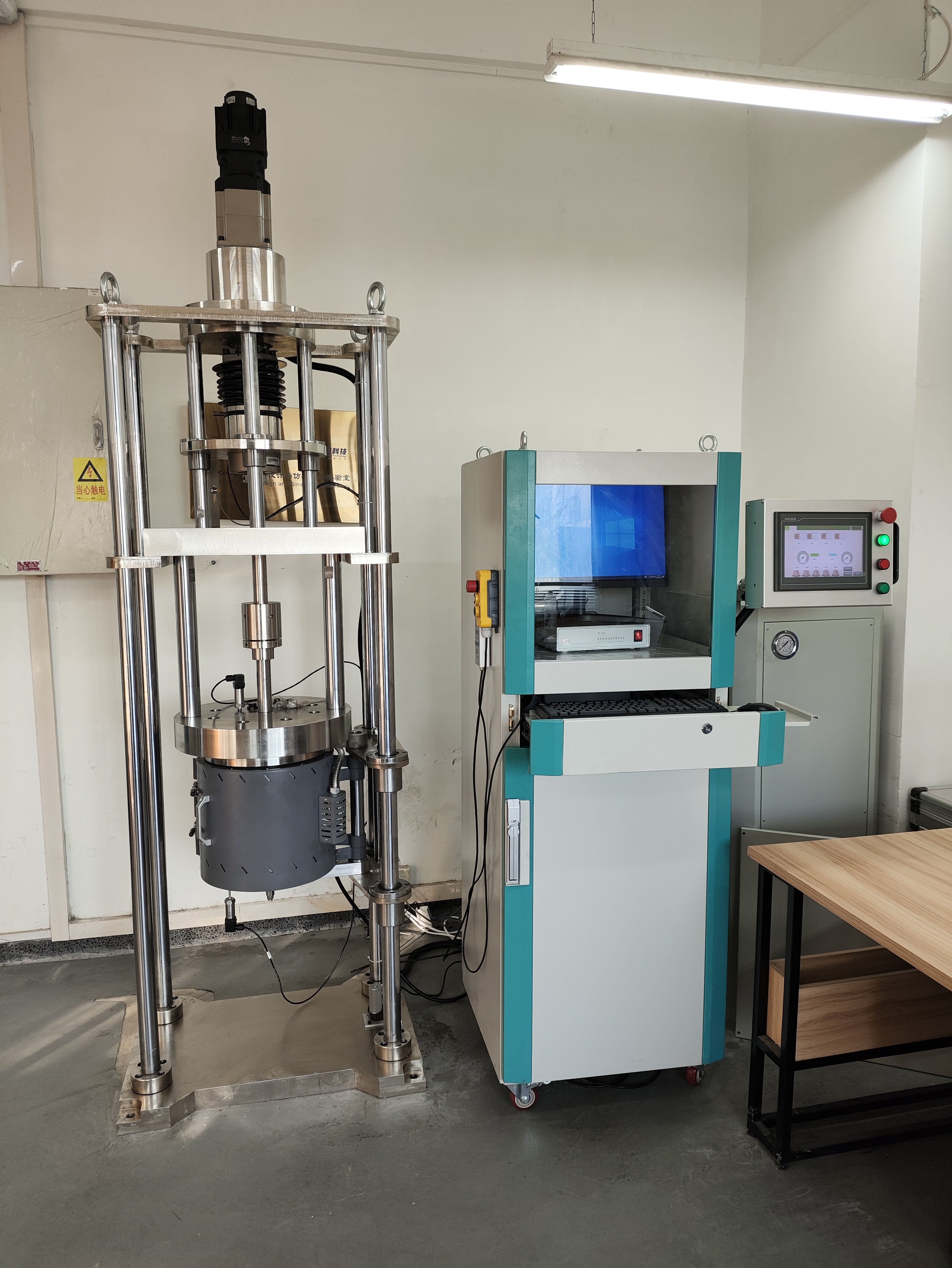 Lead-bismuth molten medium slow strain rate stress corrosion testing machine