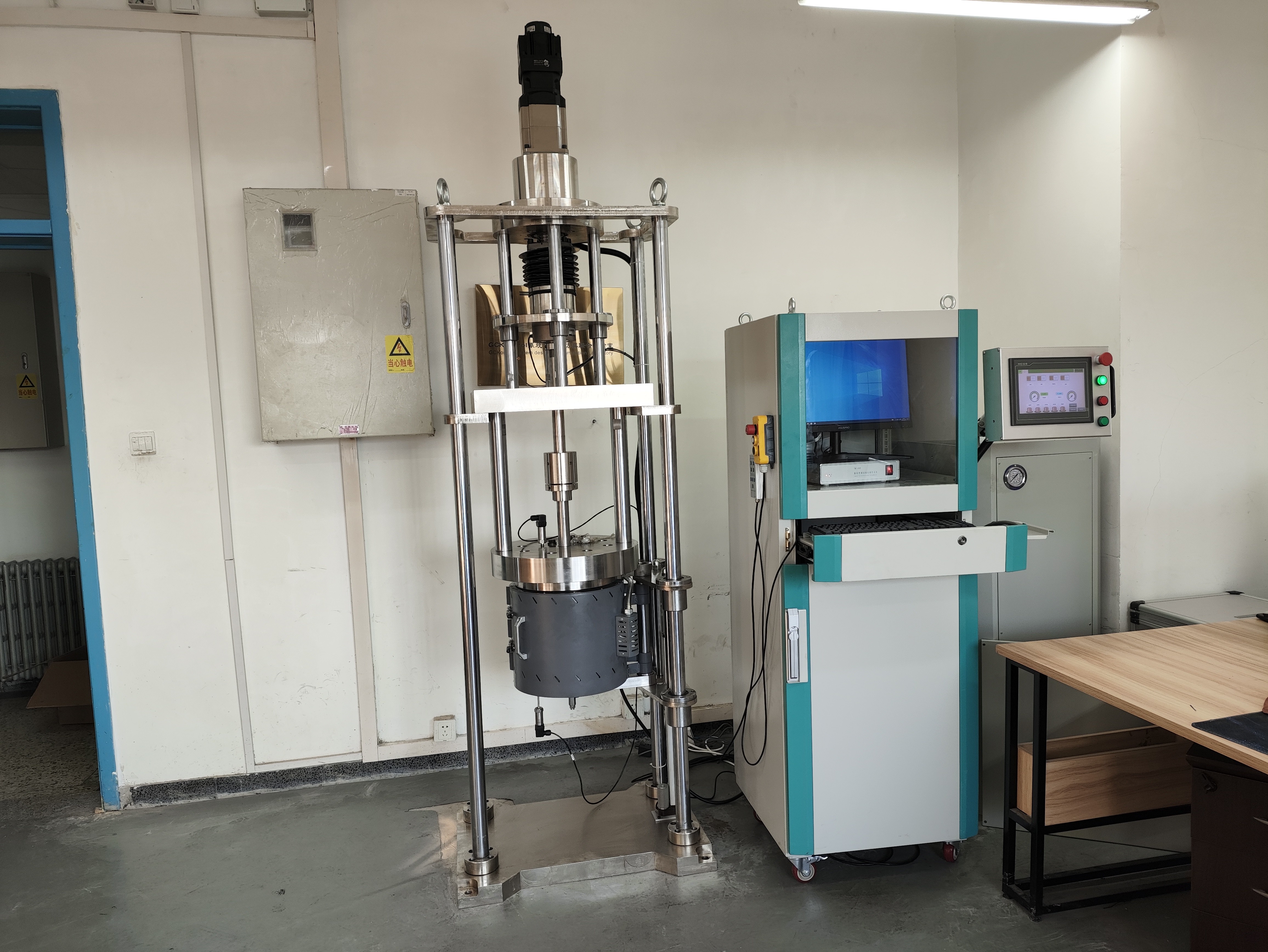 Thiocyanate slow strain rate stress corrosion testing machine